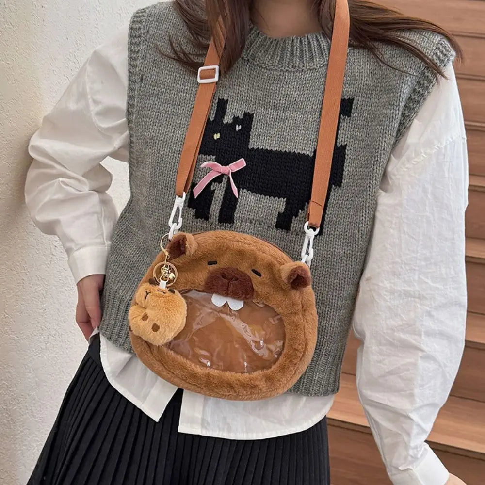 Bolsa de Pelúcia Capivara: Estilo e Espaço