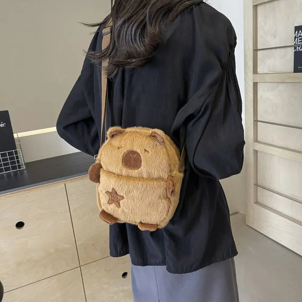 Bolsa de Pelúcia Capivara: Estilo e Espaço
