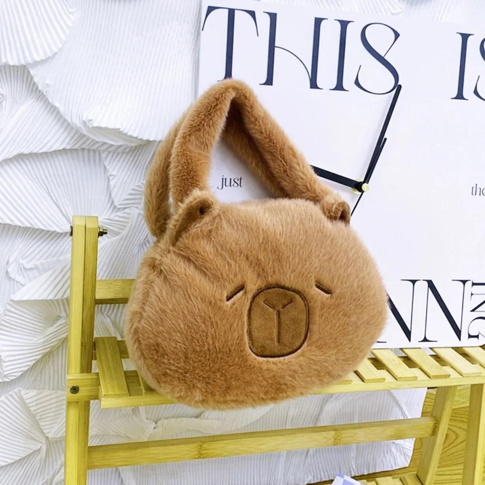 Bolsa de Pelúcia Capivara: Estilo e Espaço