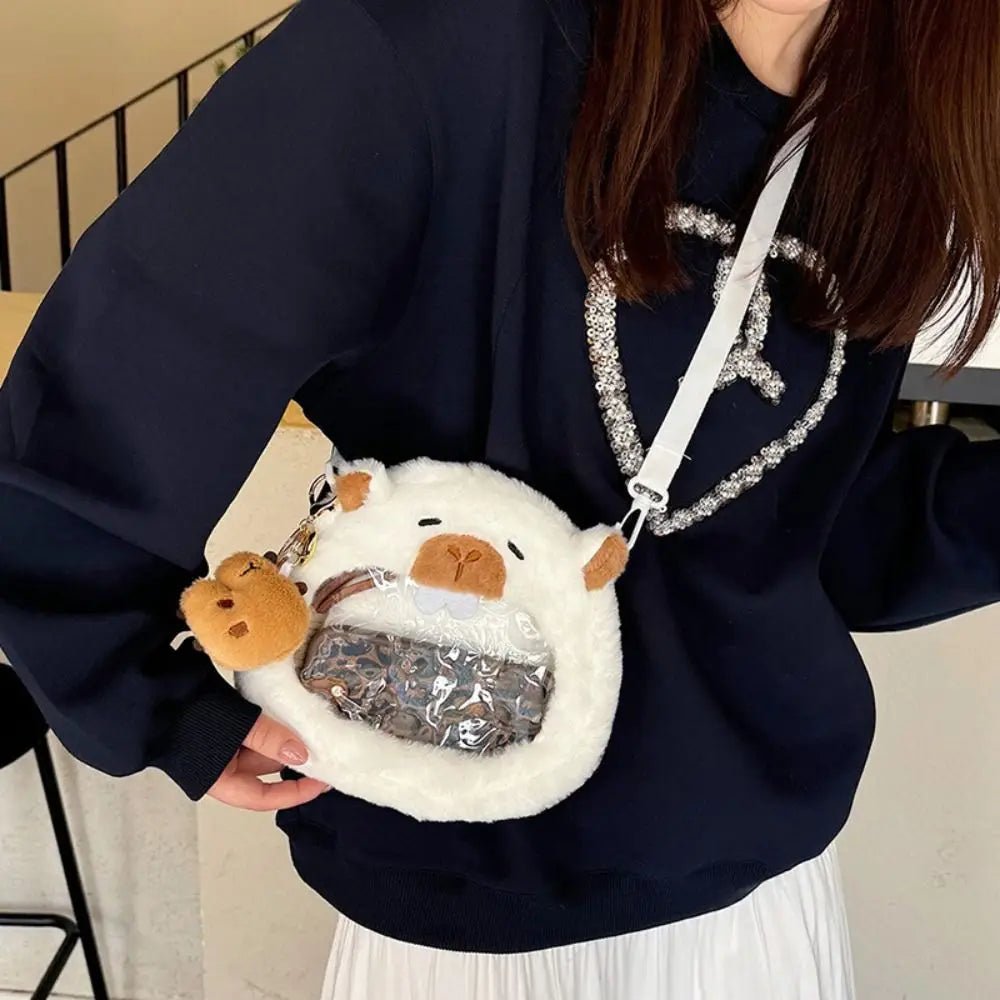 Bolsa de Pelúcia Capivara: Estilo e Espaço